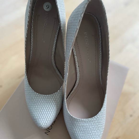 BCBGGeneration Parade Platform Pumps 9M White Snakeskin Stiletto. - Picture 6 of 8